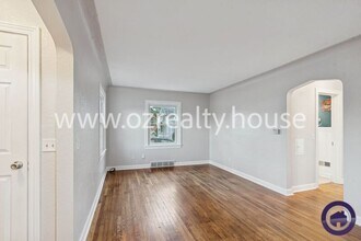 4114 S Detroit Ave in Toledo, OH - Building Photo - Building Photo