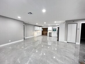 125 Barcelona Dr in Royal Palm Beach, FL - Foto de edificio - Building Photo