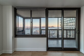 200 Winston Dr in Cliffside Park, NJ - Building Photo - Building Photo