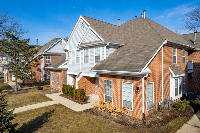 Village Green of Schaumburg in Schaumburg, IL - Foto de edificio - Building Photo