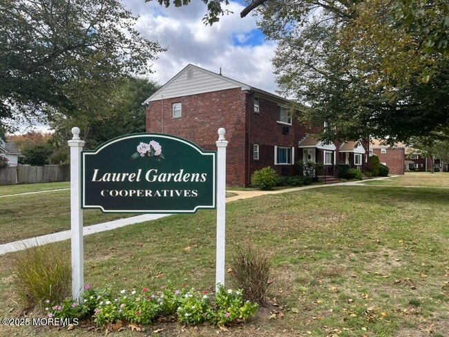 property at 10 Laurel Pl