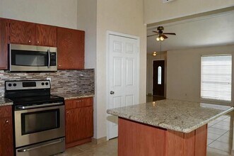13115 Pebblewalk Cir S in Houston, TX - Foto de edificio - Building Photo