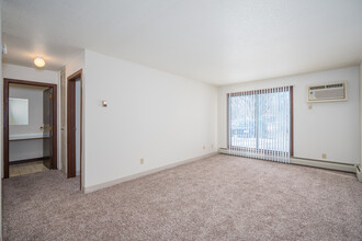 1517 Becker Ave SE in Willmar, MN - Foto de edificio - Interior Photo