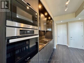 11 Yorkville Ave in Toronto, ON - Building Photo - Building Photo