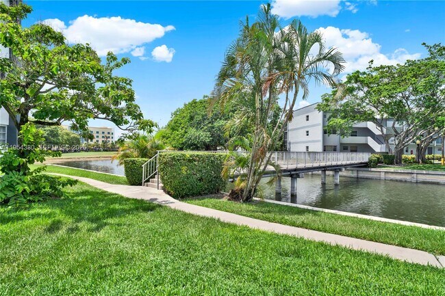 8320 Sands Point Blvd in Tamarac, FL - Building Photo - Building Photo