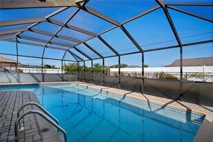 911 SE 19th St in Cape Coral, FL - Building Photo