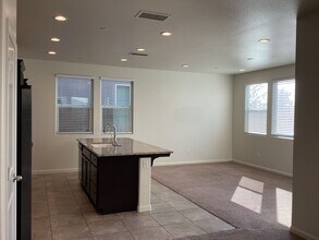 6319 E Creek View Ln in Fresno, CA - Building Photo - Building Photo