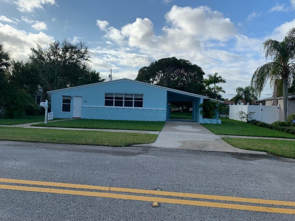 410 Cypress Dr in West Palm Beach, FL - Building Photo