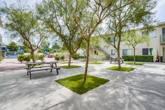 2425 S Ridgeley Dr in Los Angeles, CA - Building Photo - Building Photo