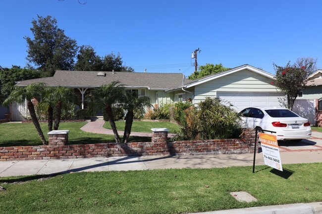1054 N Grand St in Orange, CA - Building Photo - Building Photo