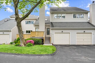 135 Turtle Bay Dr in Branford, CT - Building Photo - Building Photo