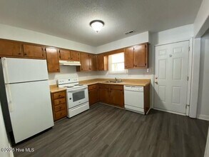 2305 Knollwood Ln in Jacksonville, NC - Foto de edificio - Building Photo