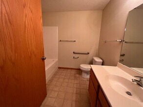 309 Williamsburg Pl in New Richmond, WI - Building Photo - Building Photo