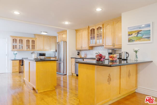 110 N Barrington Ave in Los Angeles, CA - Building Photo - Building Photo