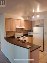 7 Lorraine Dr in Toronto, ON - Building Photo - Building Photo