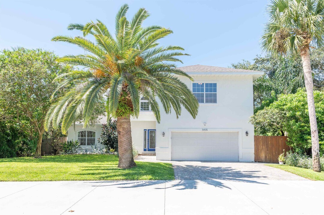 5435 5th St in St. Augustine, FL - Foto de edificio