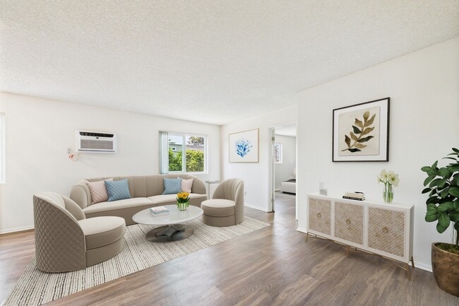 Gilmore  Apartments Van Nuys in Van Nuys, CA - Foto de edificio - Building Photo