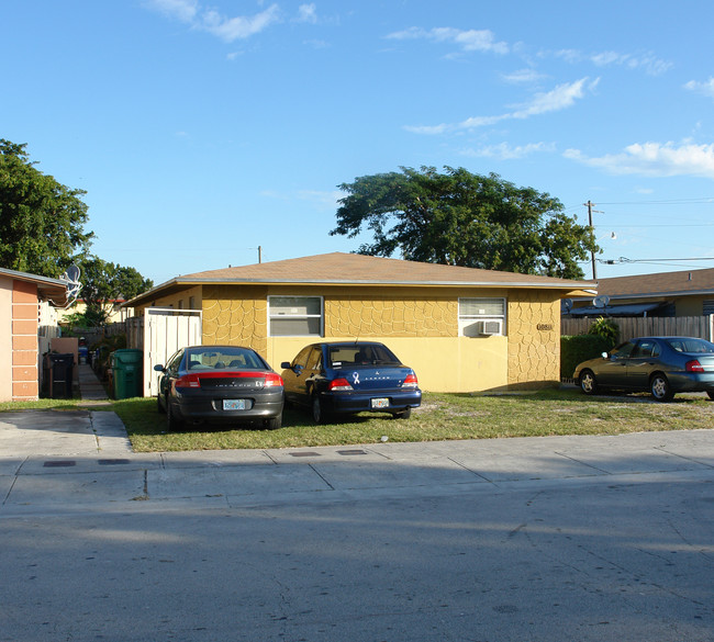 10811 SW 7th St in Miami, FL - Foto de edificio - Building Photo