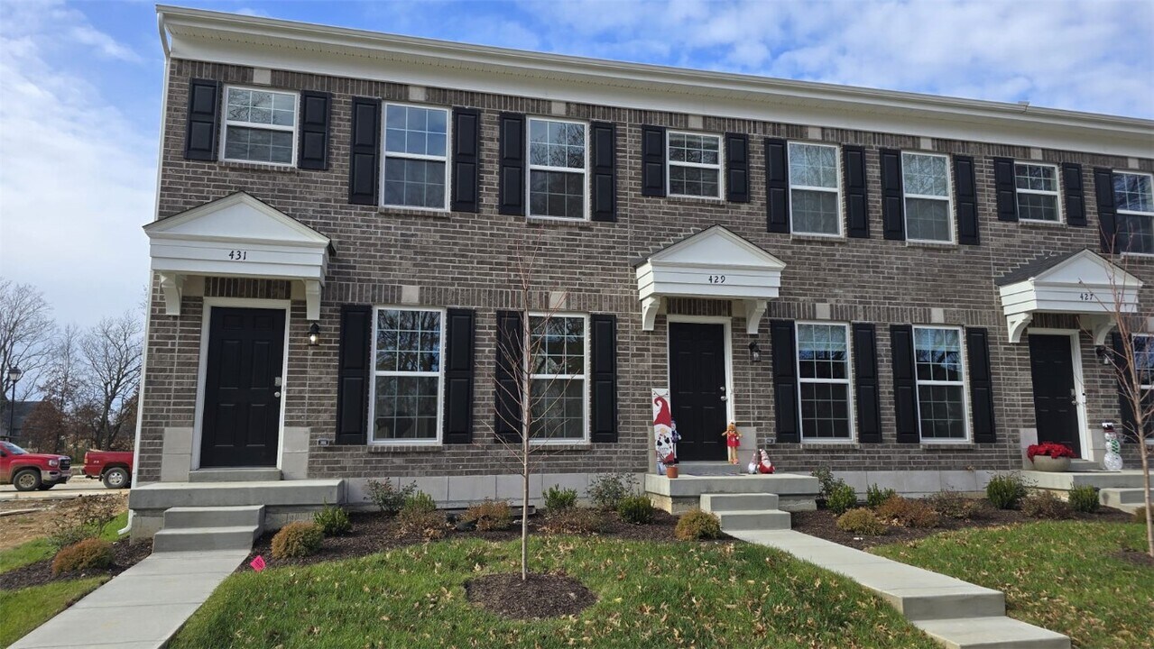 431 Sunset Hollow Drive in Wentzville, MO - Building Photo