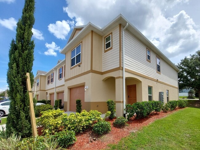 property at 3846 Hampstead Ln