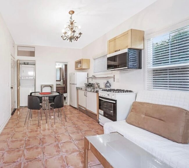 1611 Talmadge St, Unit Unit #5 in Los Angeles, CA - Building Photo - Building Photo