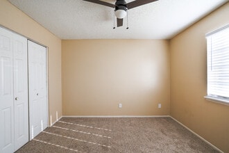 Hearth Hollow in Derby, KS - Foto de edificio - Interior Photo