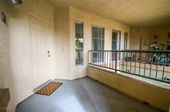 7135 S Durango Dr in Las Vegas, NV - Building Photo - Building Photo