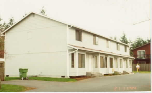 1046 Beach Ave in Marysville, WA - Foto de edificio