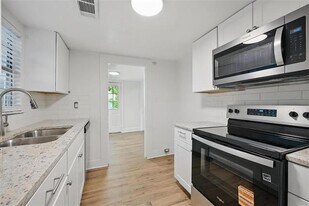 906 E Houston St in Sherman, TX - Building Photo