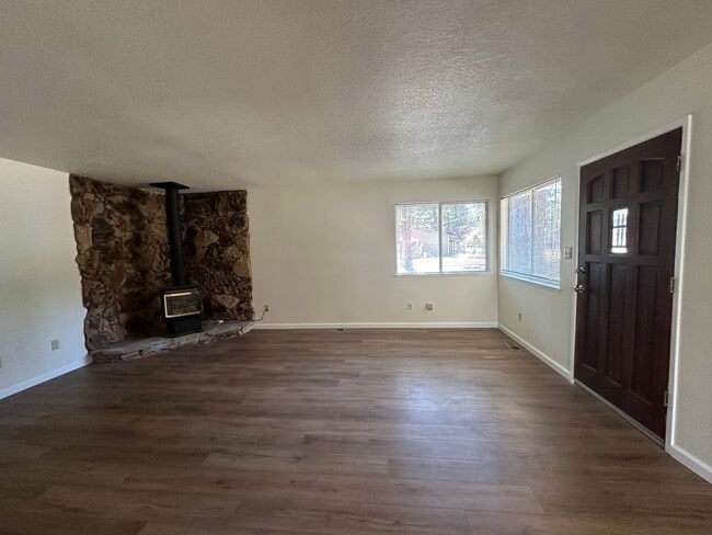 824 Alameda Ave in South Lake Tahoe, CA - Building Photo - Building Photo
