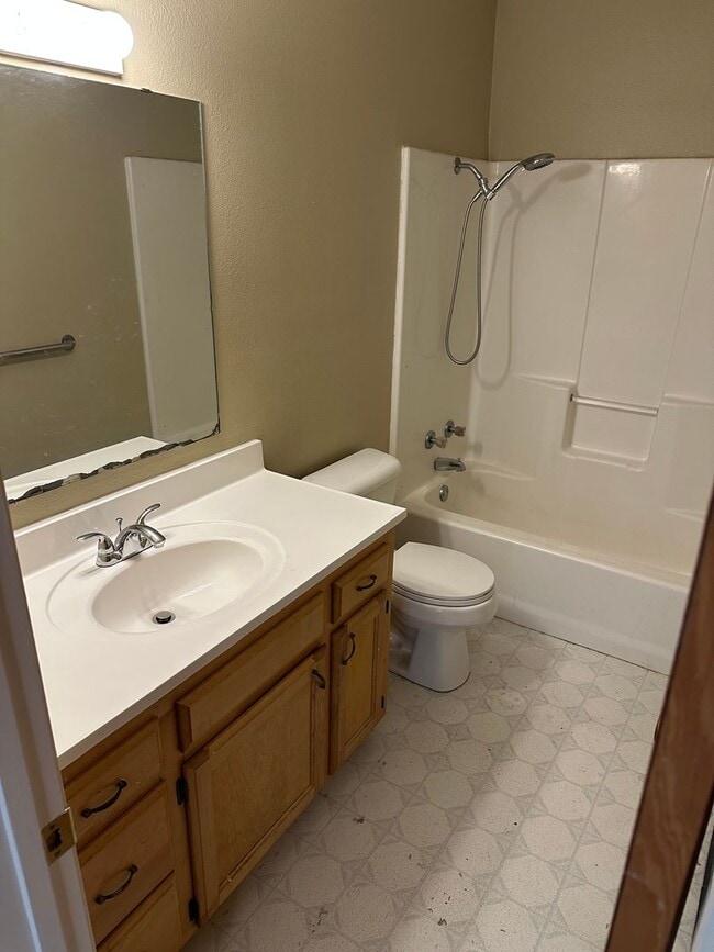 property at 911 W 16th St