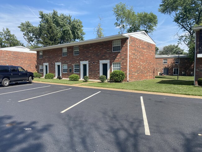 Oakmont Townhomes in St. Louis, MO - Building Photo - Building Photo