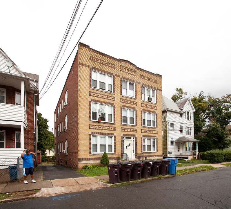 105 Clark St in New Britain, CT - Building Photo