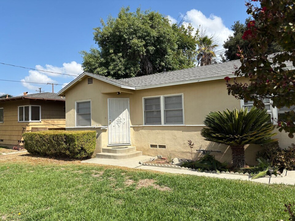 441-443 W McKinley Ave in Pomona, CA - Building Photo