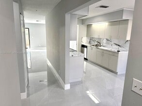 2700 N 34th Ave in Hollywood, FL - Building Photo - Building Photo