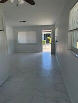 627 92nd Ave N in Naples, FL - Building Photo