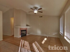 5521 N 103rd Dr in Glendale, AZ - Foto de edificio - Building Photo