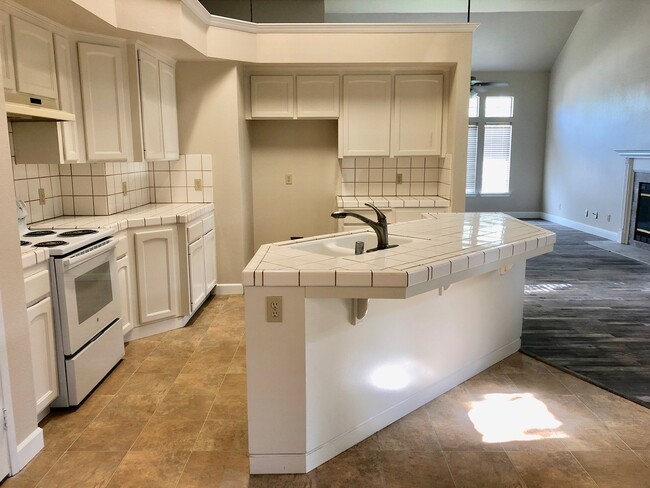 2271 E Jon Dr in Fresno, CA - Building Photo - Building Photo