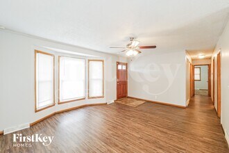 8207 E 85 St in Raytown, MO - Foto de edificio - Building Photo