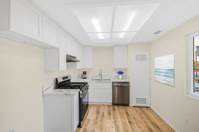 1005 E Ave R in Palmdale, CA - Foto de edificio - Building Photo