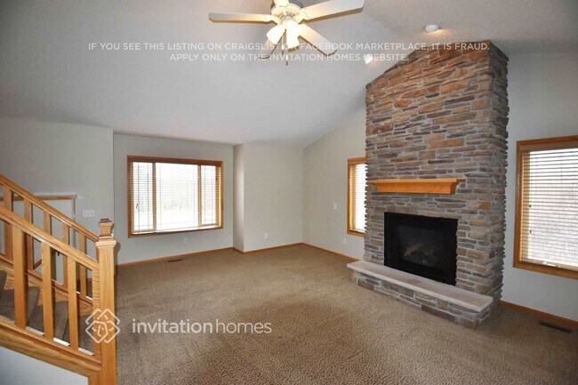 13747 214th Ave NW in Elk River, MN - Foto de edificio - Building Photo