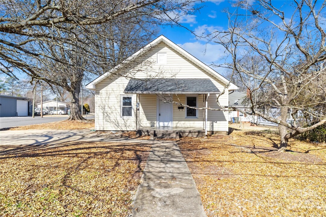 727 S Broad St in Mooresville, NC - Building Photo