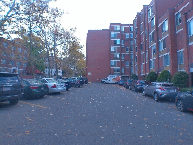 546 Centre St, Unit #1 in Boston, MA - Building Photo - Building Photo