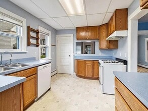 702 Portage Ct in Kalamazoo, MI - Foto de edificio - Building Photo