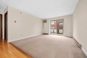 286 Main St, Unit #305 in Stoneham, MA - Building Photo - Building Photo