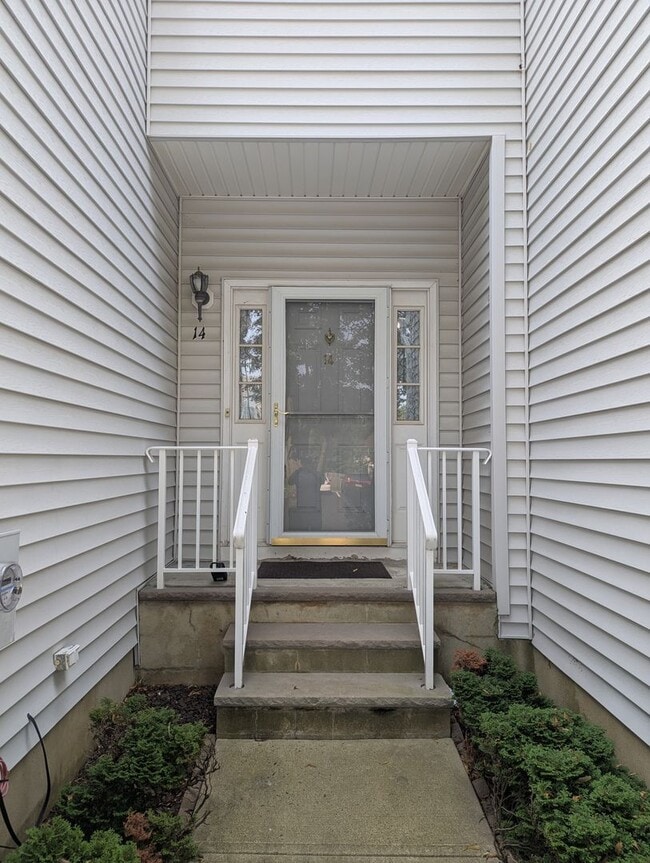 14 Sand Hill Ct in Jamesburg, NJ - Building Photo - Building Photo