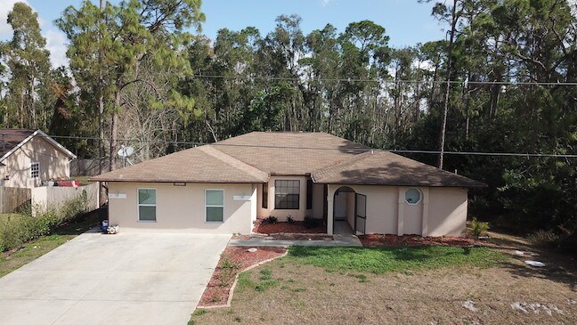 8081 Cypress Dr S in Ft. Myers, FL - Building Photo