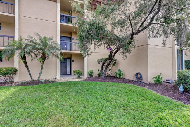 5390 Woodland Lakes Dr in Palm Beach Gardens, FL - Building Photo - Building Photo