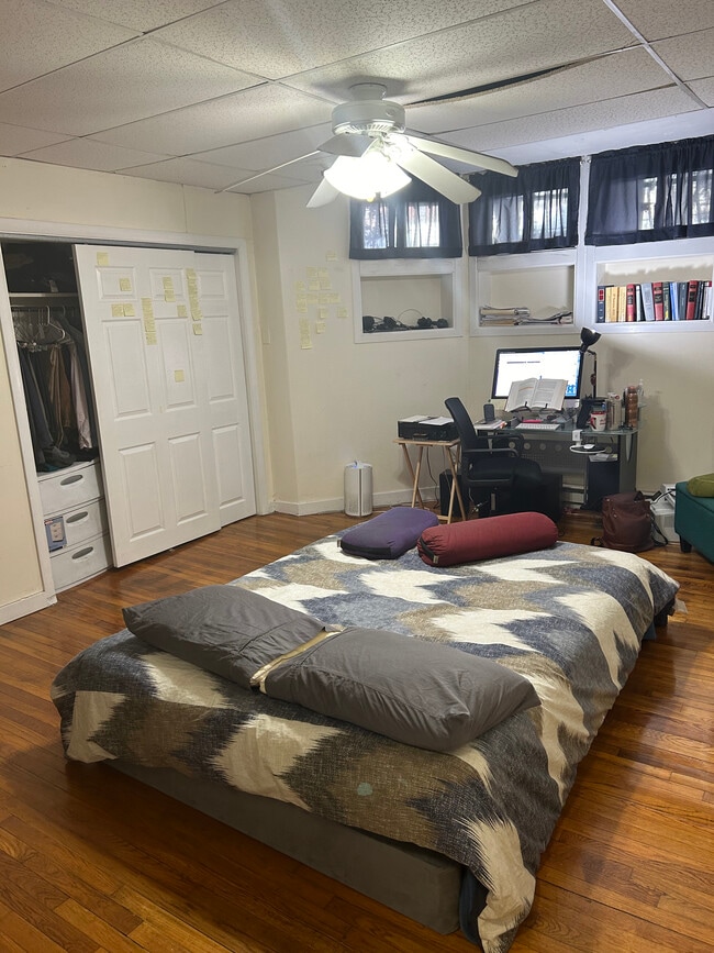 909 Beacon St, Unit B2 in Boston, MA - Building Photo - Building Photo