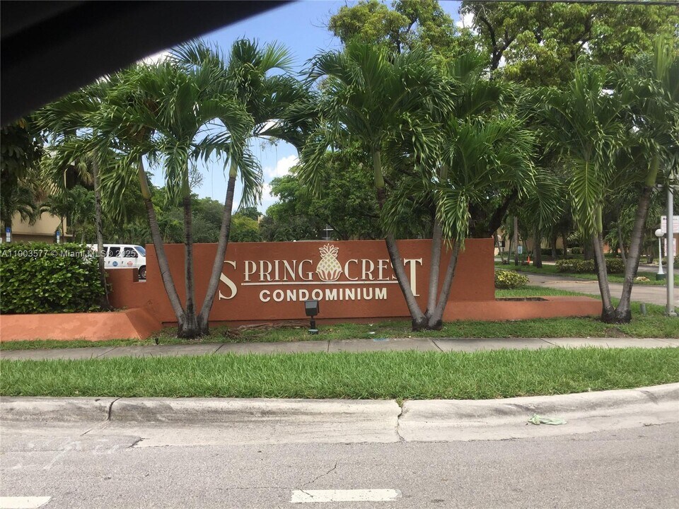 4215 N University Dr in Sunrise, FL - Foto de edificio
